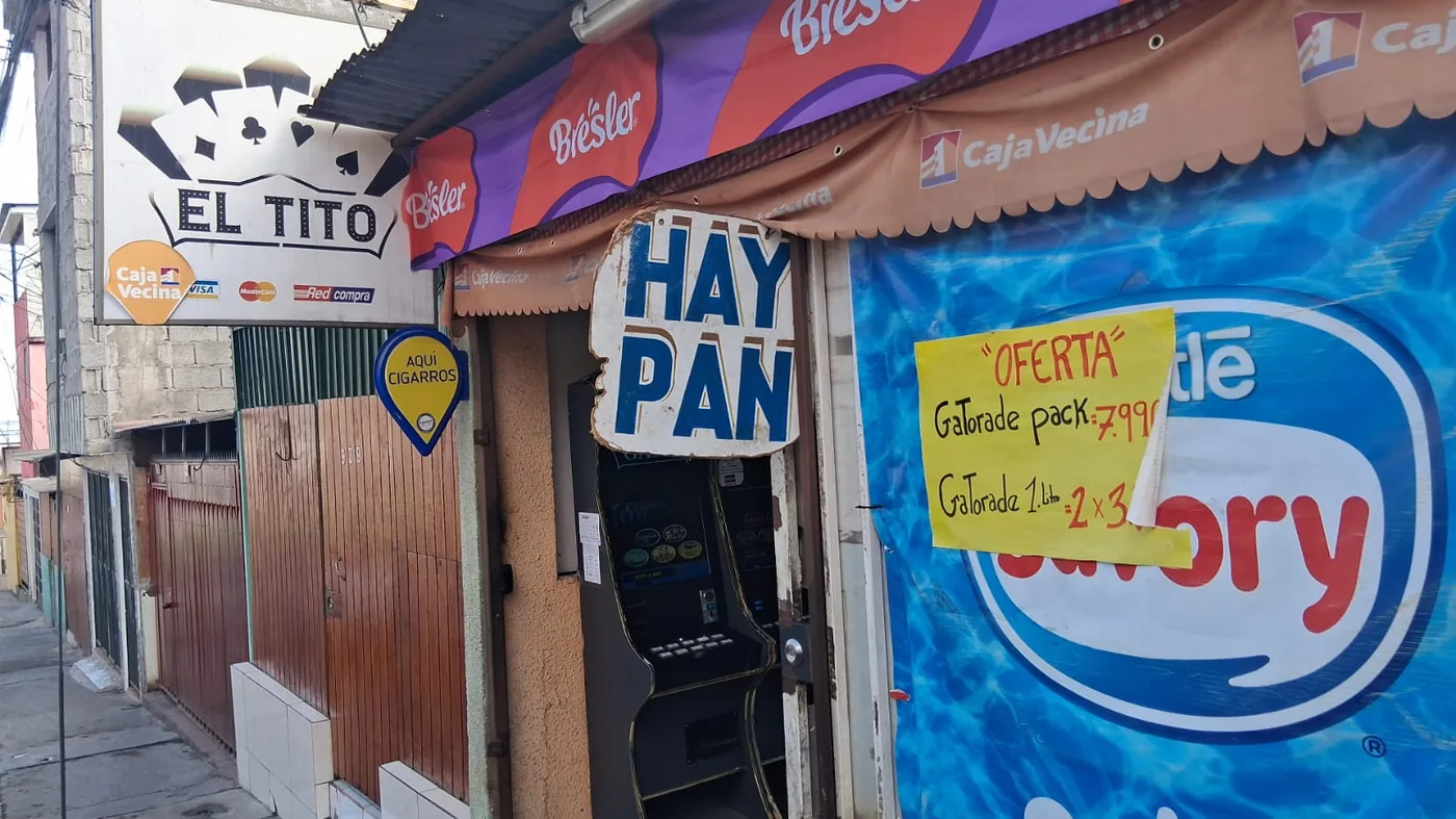 Local comercial con material visible de telecomunicaciones