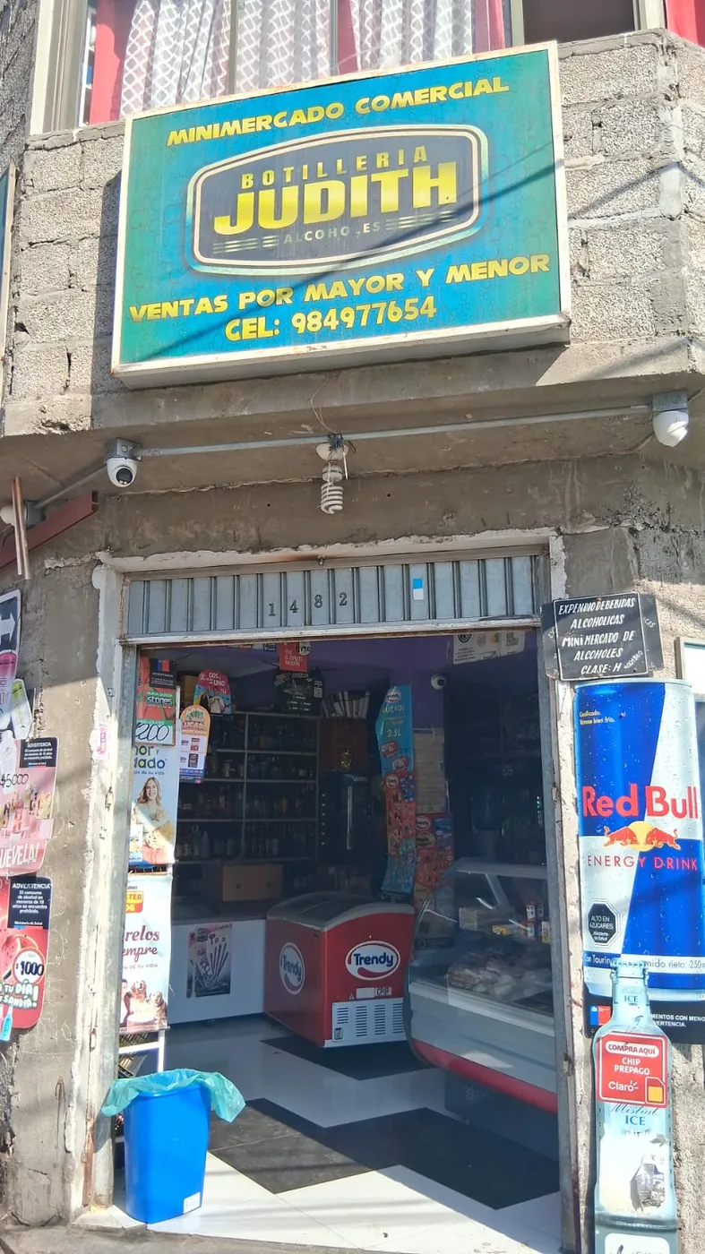 Local con productos y publicidad