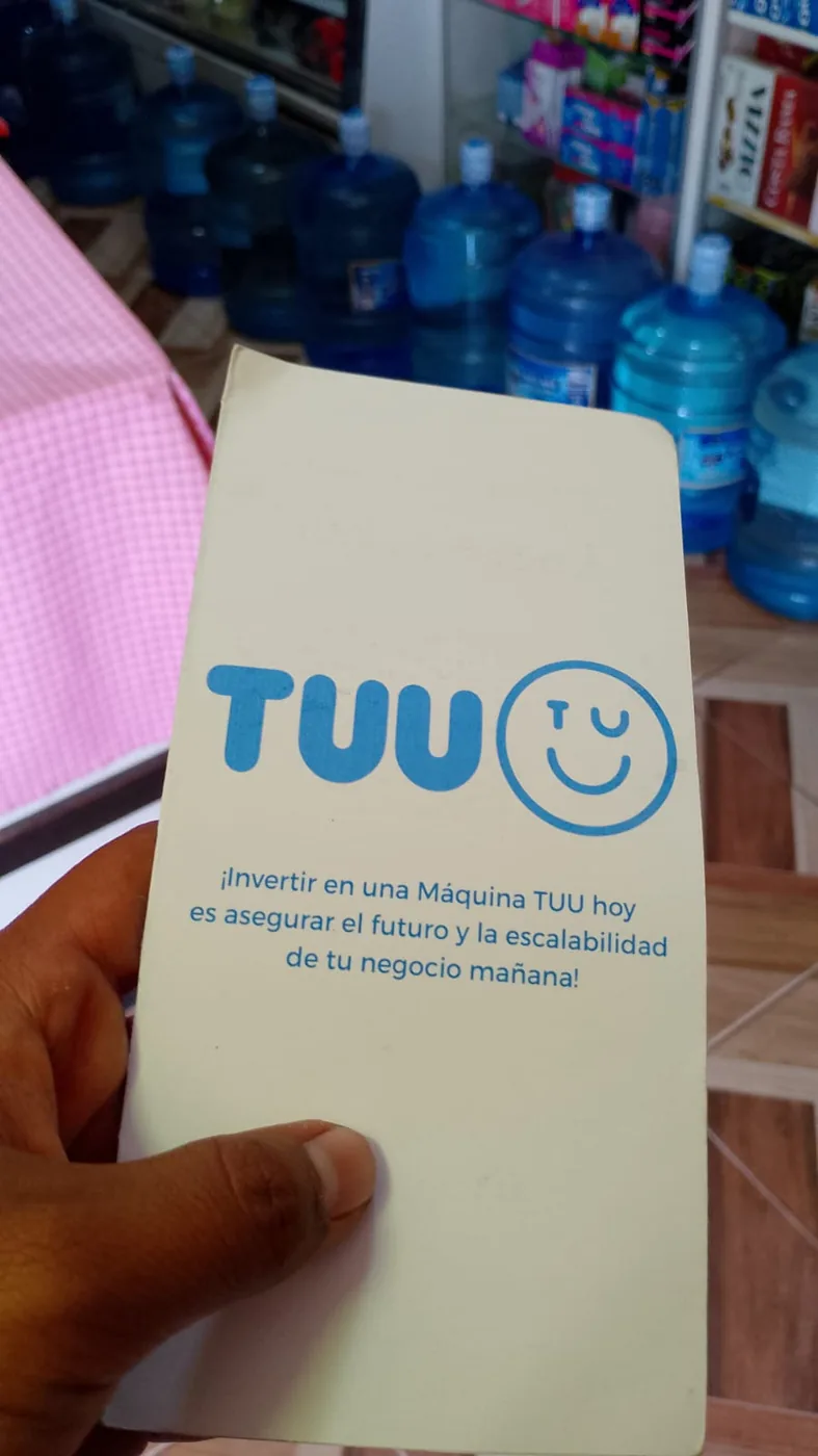 Publicidad instalada en la vitrina de un comercio