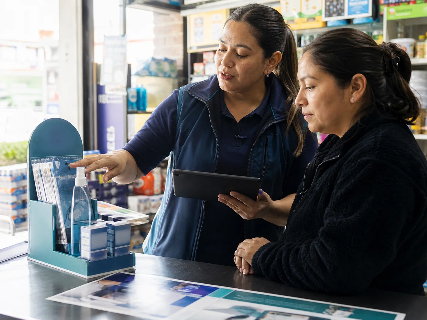 Escena comercial de capacitación e implementación en un comercio