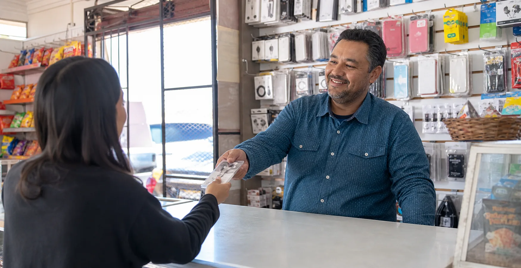 Atención comercial de chips en un comercio chileno
