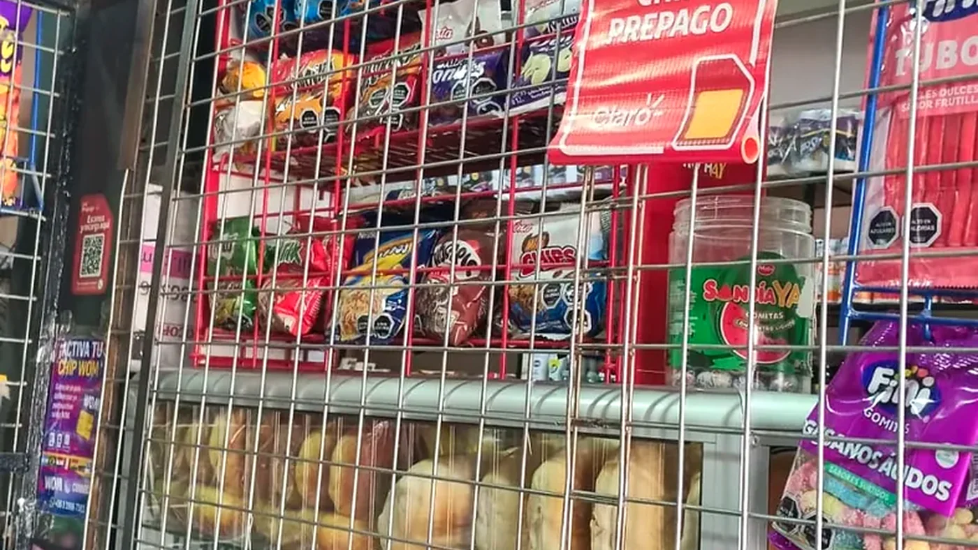 Material de telecomunicaciones instalado en una vitrina